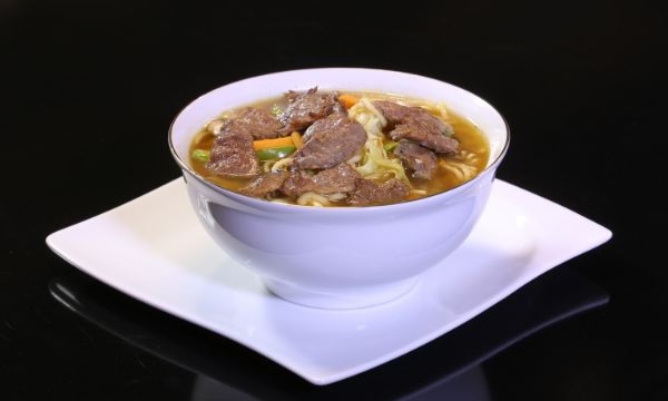 تصویر  سوپ نودل با گوشت گوساله و سبزیجات